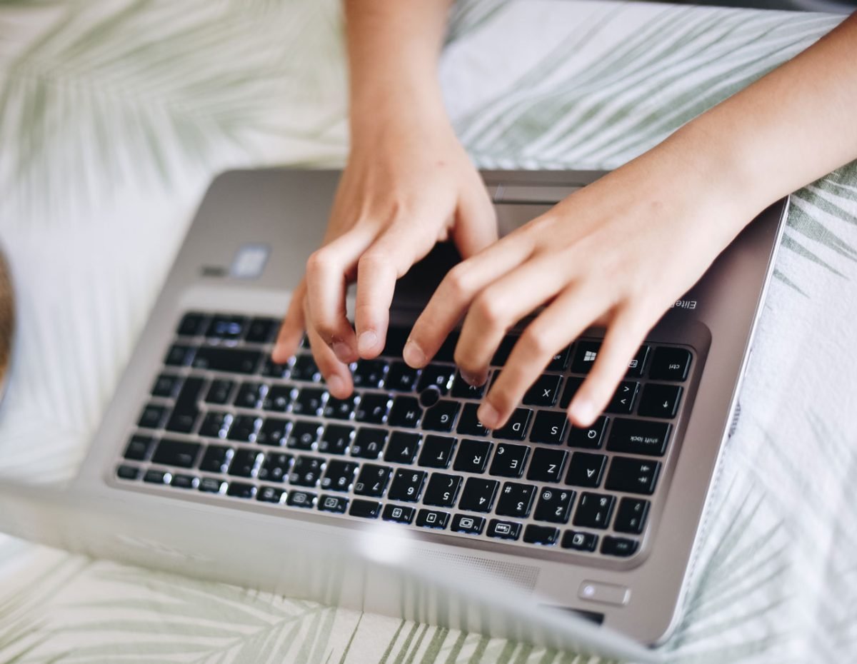 Obsługa zamówień ze sklepu internetowego na laptopie